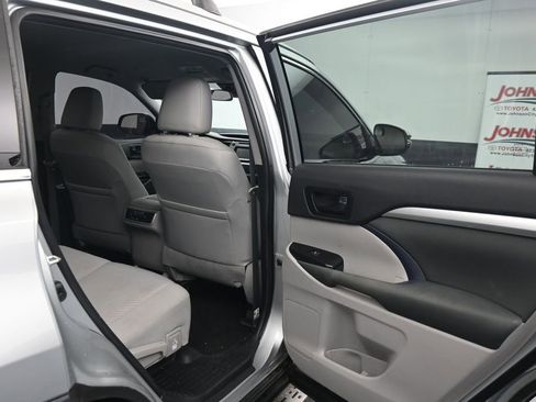 Used 2019 Toyota Highlander LE FWD image 11