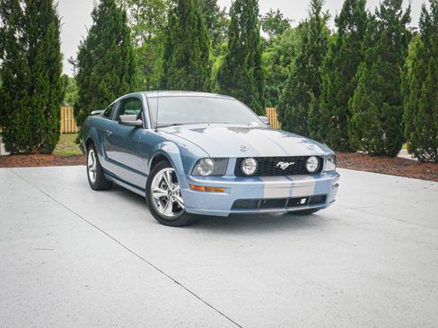 Used 2006 Ford Mustang GT Premium RWD image 2