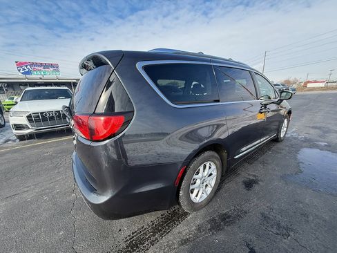 Used 2020 Chrysler Pacifica Touring-L image 3