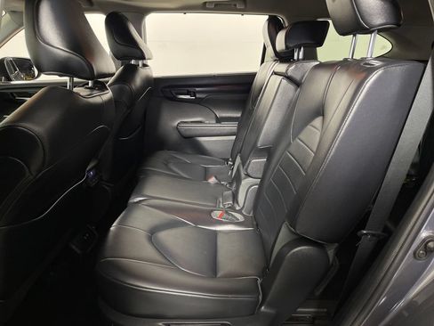 Certified 2021 Toyota Highlander XLE AWD/4WD image 13