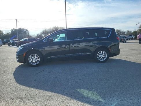 Used 2024 Chrysler Pacifica Touring-L image 2