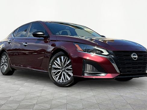 Used 2025 Nissan Altima 2.5 SV FWD image 3