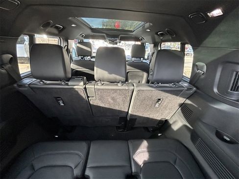 Used 2024 Land Rover Defender 130 X-Dynamic SE image 15