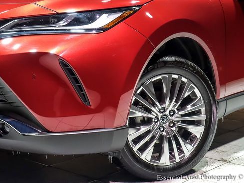 Used 2024 Toyota Venza Limited image 5