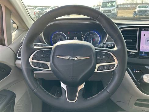 Used 2023 Chrysler Pacifica Touring-L image 13