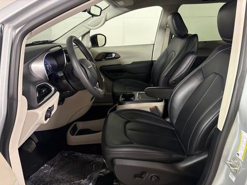 Used 2024 Chrysler Pacifica Touring-L FWD image 16