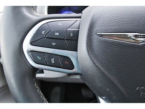 Used 2023 Chrysler Pacifica Touring-L FWD image 15