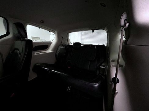 Used 2022 Chrysler Pacifica Touring-L FWD image 18