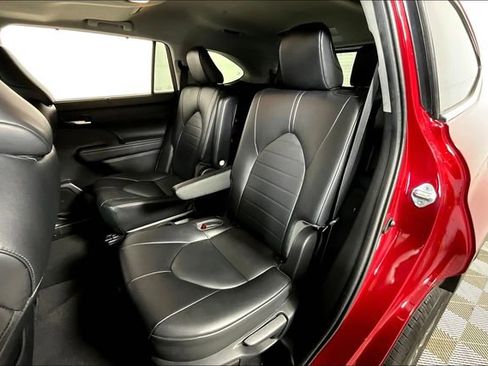 Used 2022 Toyota Highlander XLE image 26