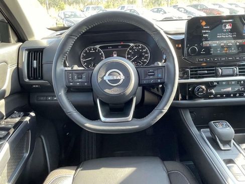 Used 2025 Nissan Pathfinder SL image 13