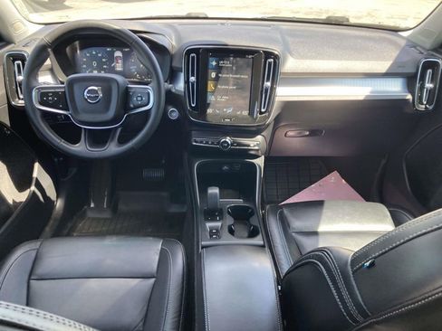 Used 2022 Volvo XC40 T5 Momentum image 17