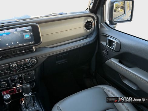 Used 2025 Jeep Gladiator Mojave AWD/4WD image 18