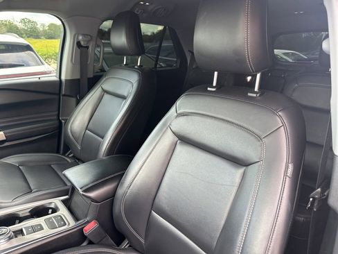 Used 2022 Ford Explorer XLT w/ Equipment Group 202A RWD image 14