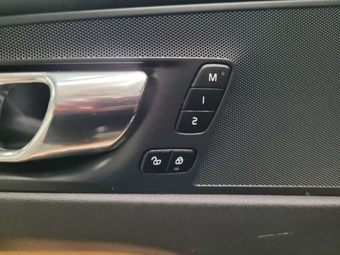 Used 2018 Volvo XC60 T5 Momentum w/ Vision Package AWD/4WD image 17