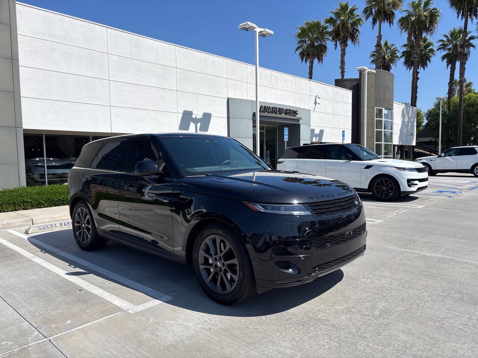 Used 2024 Land Rover Range Rover Sport SE AWD/4WD image 2
