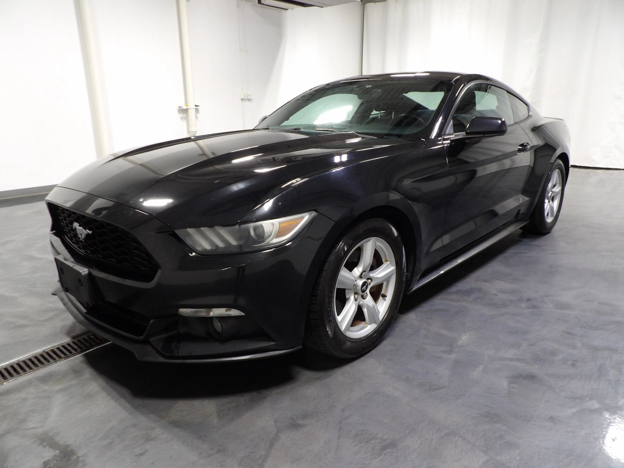Used 2015 Ford Mustang Coupe RWD image 3