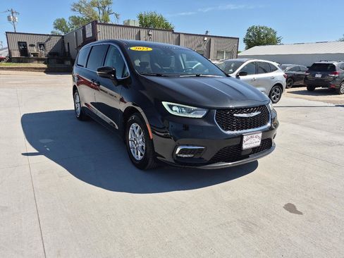 Used 2023 Chrysler Pacifica Touring-L FWD image 4