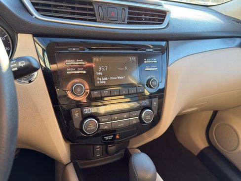 Used 2016 Nissan Rogue SV image 15