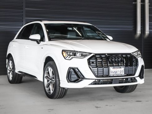 Used 2023 Audi Q3 2.0T Premium w/ Black Optic Sport Package image 9