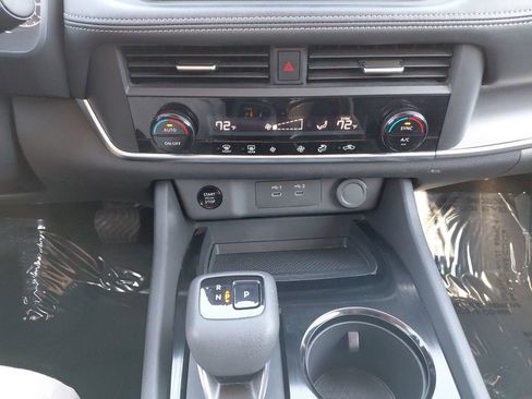 Used 2024 Nissan Rogue SV image 31