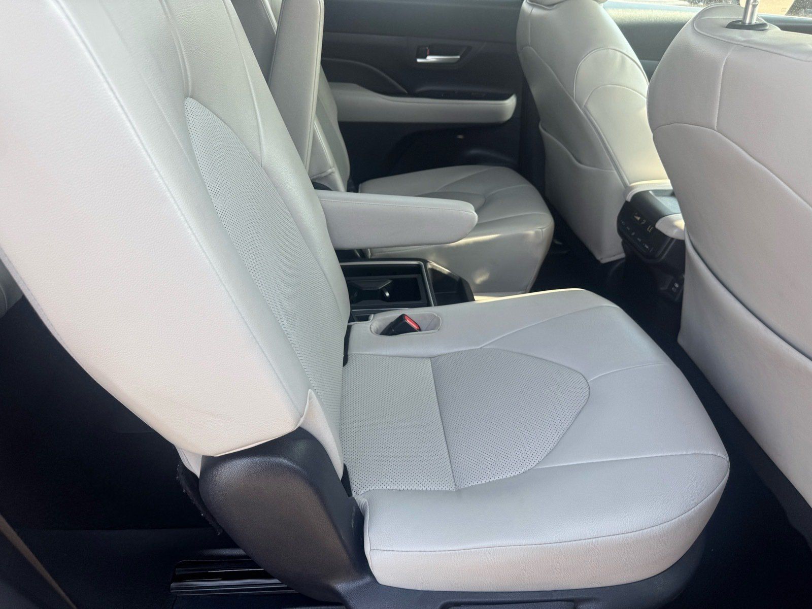Used 2025 Toyota Grand Highlander AWD image 18