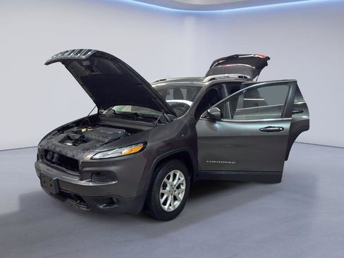 Used 2016 Jeep Cherokee Latitude w/ Safety/Convenience Group AWD/4WD image 9