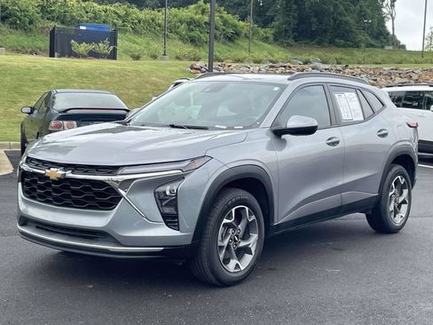 Used 2024 Chevrolet Trax LT w/ Driver Confidence Package FWD image 4