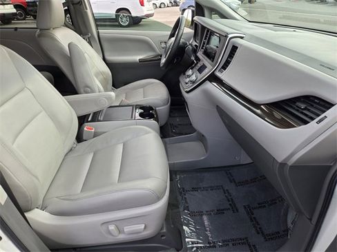 Used 2015 Toyota Sienna XLE Premium image 23