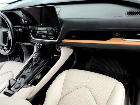 Certified 2024 Toyota Grand Highlander Limited image 32