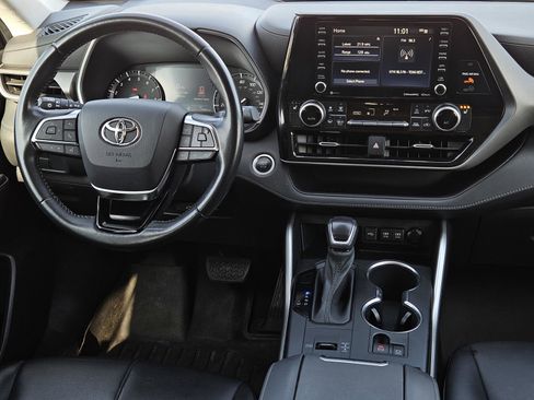 Used 2021 Toyota Highlander XLE image 30