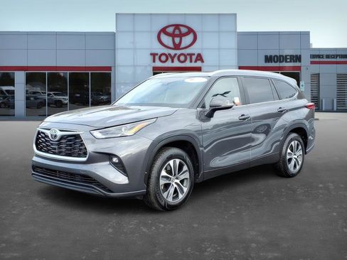 Certified 2023 Toyota Highlander L image 1
