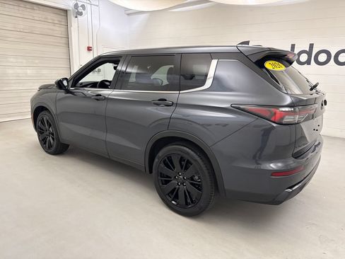 Used 2026 Mitsubishi Outlander LE AWD/4WD image 3