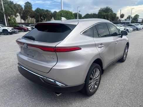 Used 2022 Toyota Venza XLE AWD/4WD image 3