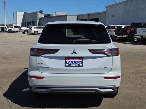 Used 2025 Mitsubishi Outlander SE image 4
