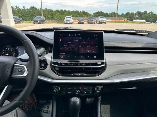 Certified 2025 Jeep Compass Limited AWD/4WD image 13