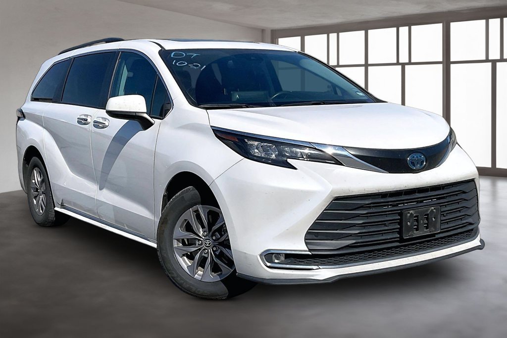 Used 2024 Toyota Sienna XLE FWD image 3