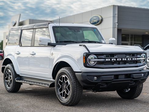 New 2025 Ford Bronco Outer Banks image 1