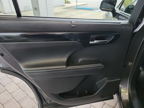 Used 2024 Toyota Highlander XLE image 28
