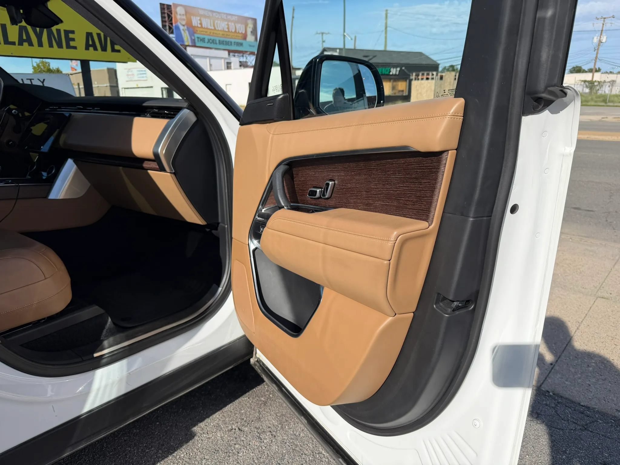 Used 2023 Land Rover Range Rover Long Wheelbase SE AWD/4WD image 7