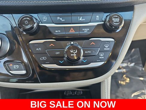 Used 2023 Chrysler Pacifica Limited FWD image 22