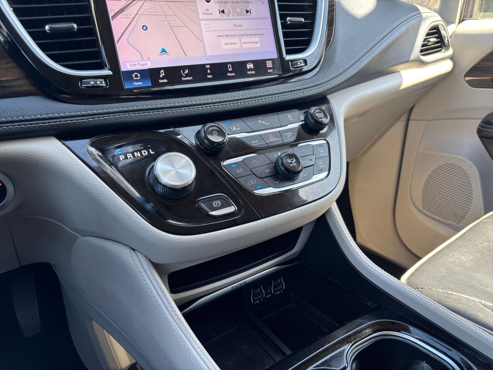 Used 2023 Chrysler Pacifica Limited FWD image 45