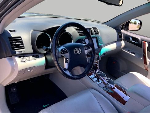 Used 2012 Toyota Highlander Limited w/ Tow Pkg AWD/4WD image 16