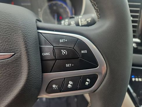 Used 2023 Chrysler Pacifica Touring-L FWD image 21