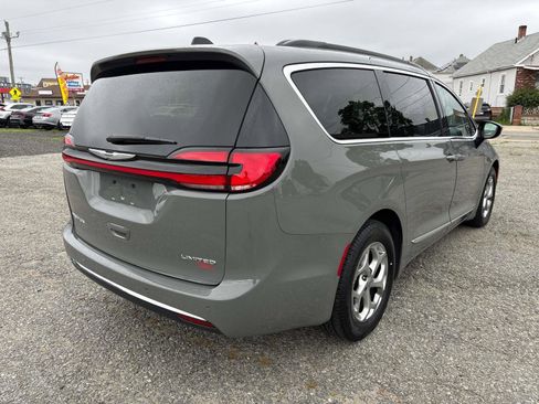 Used 2023 Chrysler Pacifica Limited image 5