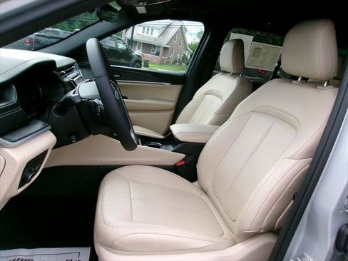 Certified 2025 Jeep Grand Cherokee Limited w/ Luxury Tech Group II AWD/4WD image 7