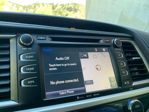Used 2018 Toyota Highlander XLE FWD image 21
