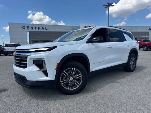 Used 2026 Chevrolet Traverse LT FWD image 1