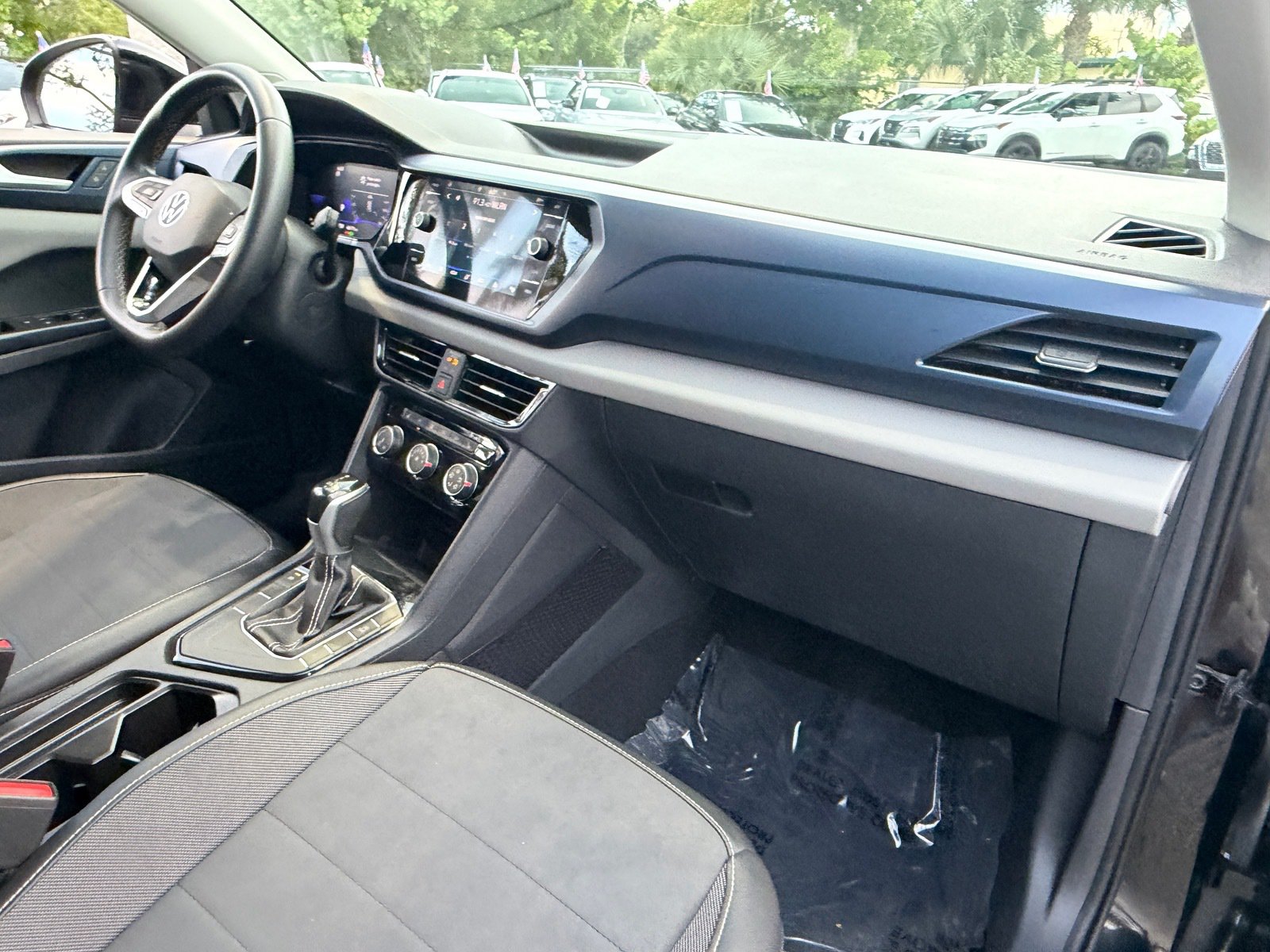 Used 2023 Volkswagen Taos SE w/ Panoramic Sunroof Package FWD image 18