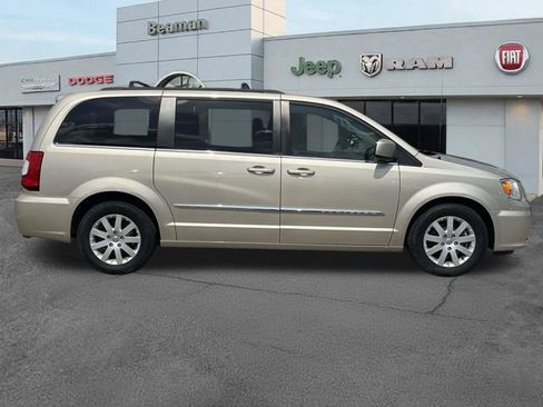 Used 2014 Chrysler Town & Country Touring FWD image 8