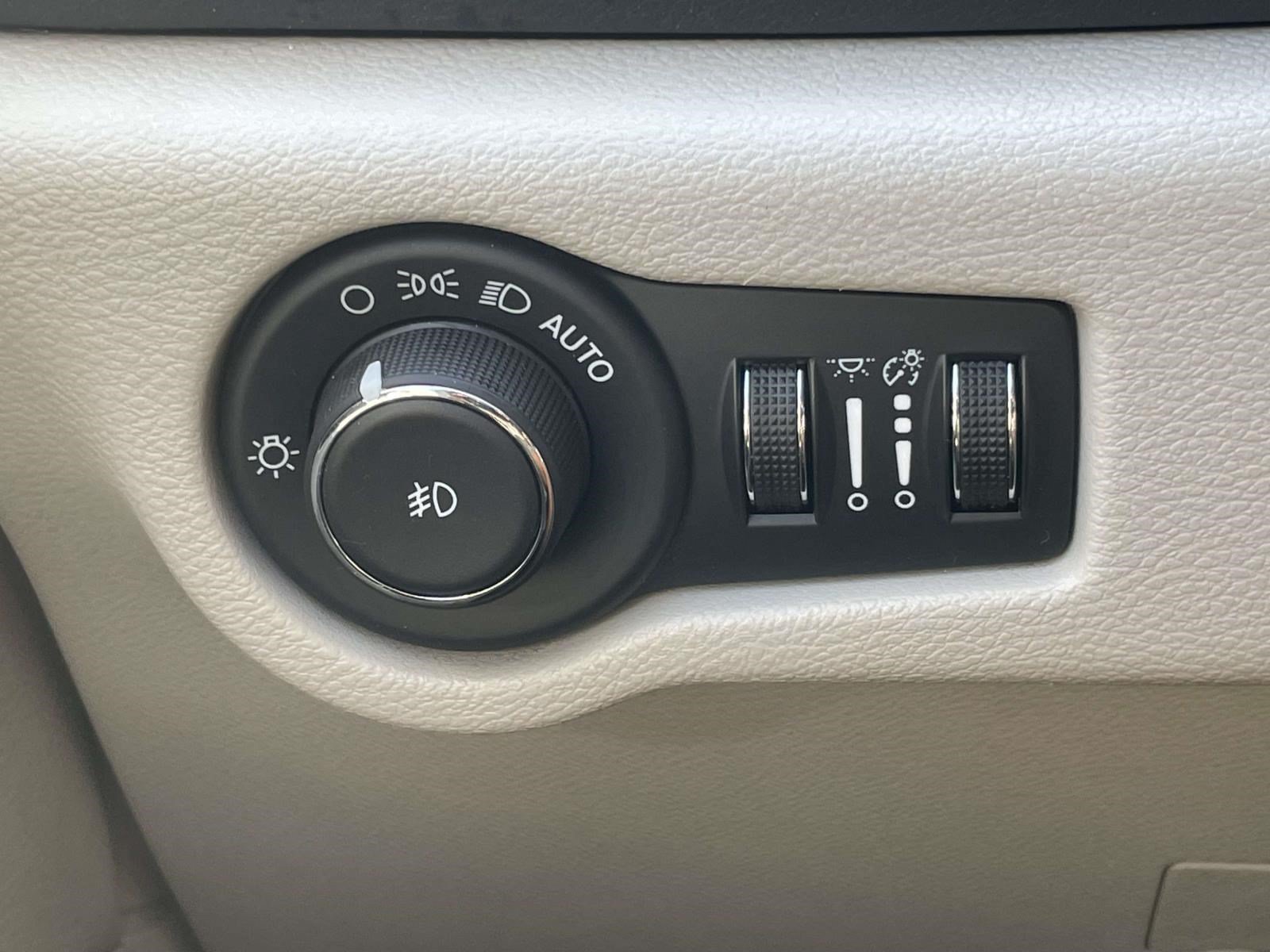 Used 2024 Chrysler Pacifica Touring-L FWD image 18